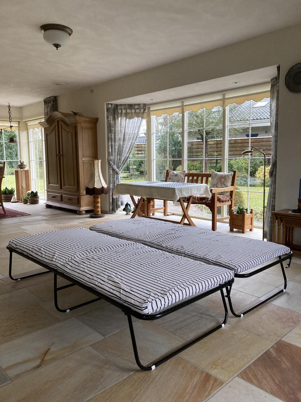 2 inklapbare logeerbedden.