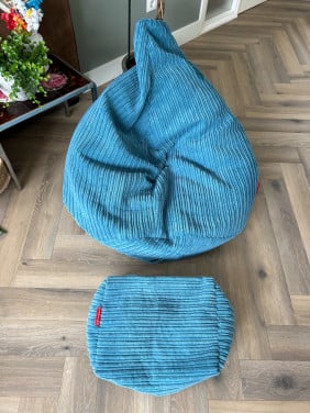 Blauwe zitzak met bijbehorende poef!