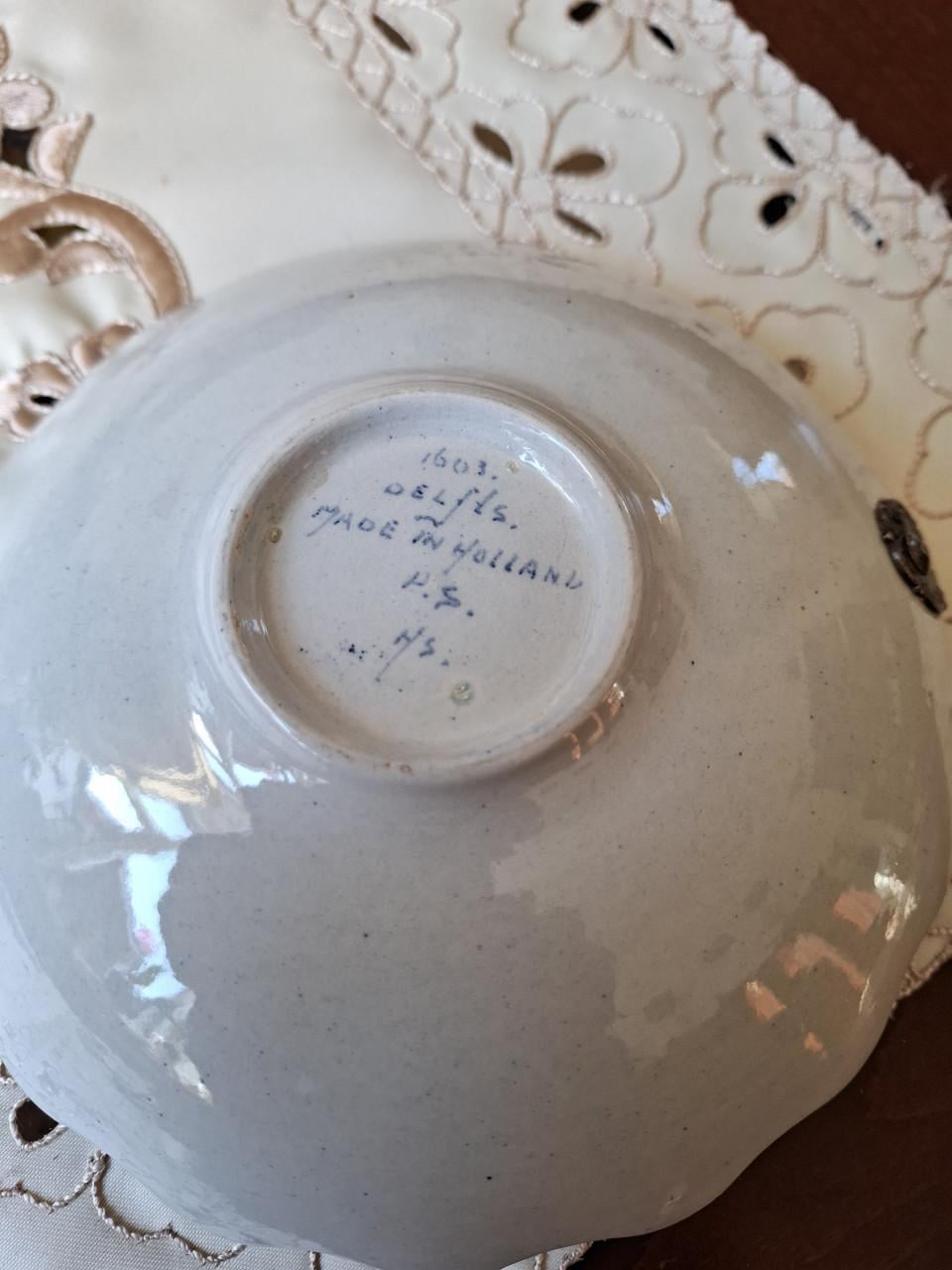 Delfs blauw schaaltje met bewerkt zilveren henksel