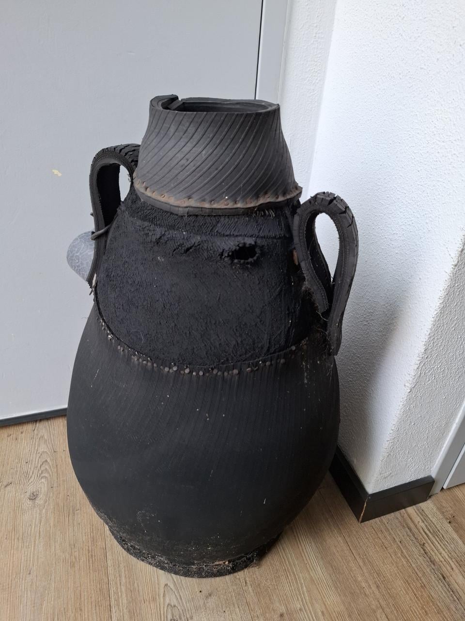 Hoge vaas van autobanden