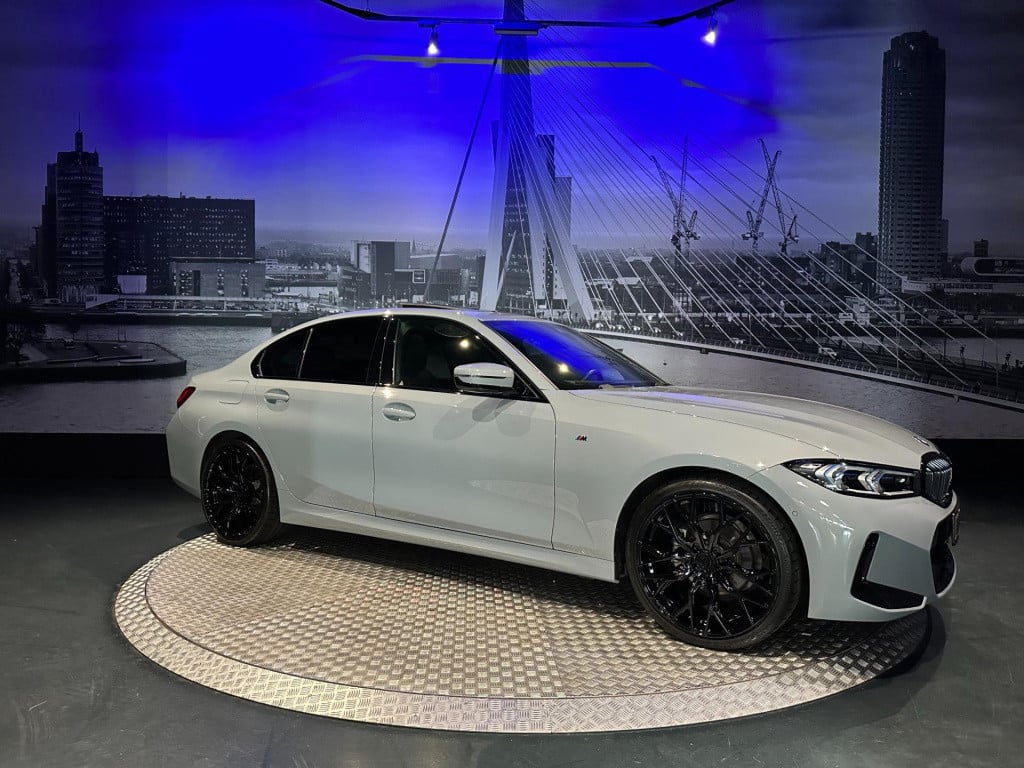 BMW 3-serie 318i m sport edition *schuifdak*shadow line*camera*laser*