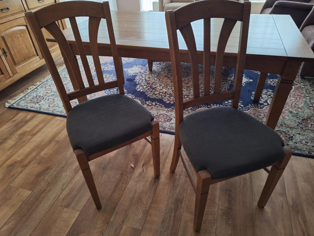 Set woonkamermeubelen  kast, tafelen stoelen eettafel en vitrine kast