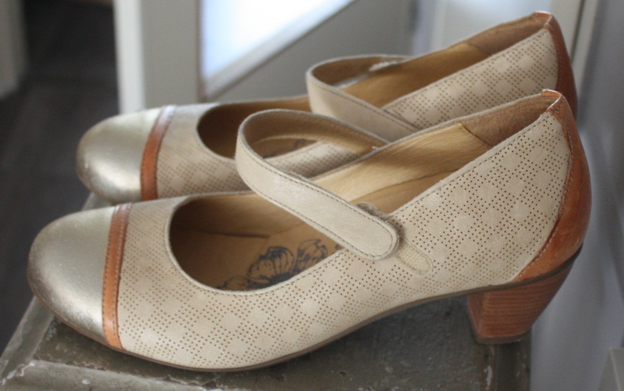 Beige pumps met goudkleurige neus  maat 39