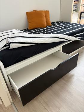 Bed met 2 ruime opberglades (Ikea)