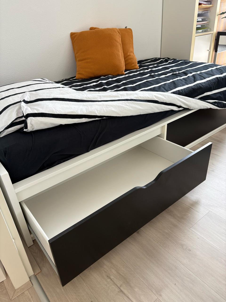 Bed met 2 ruime opberglades (Ikea)