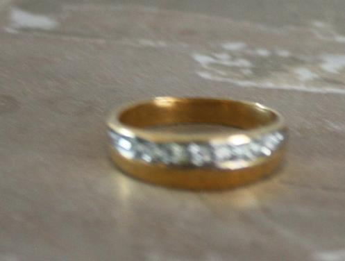 Goudkleurige ring met steentjes