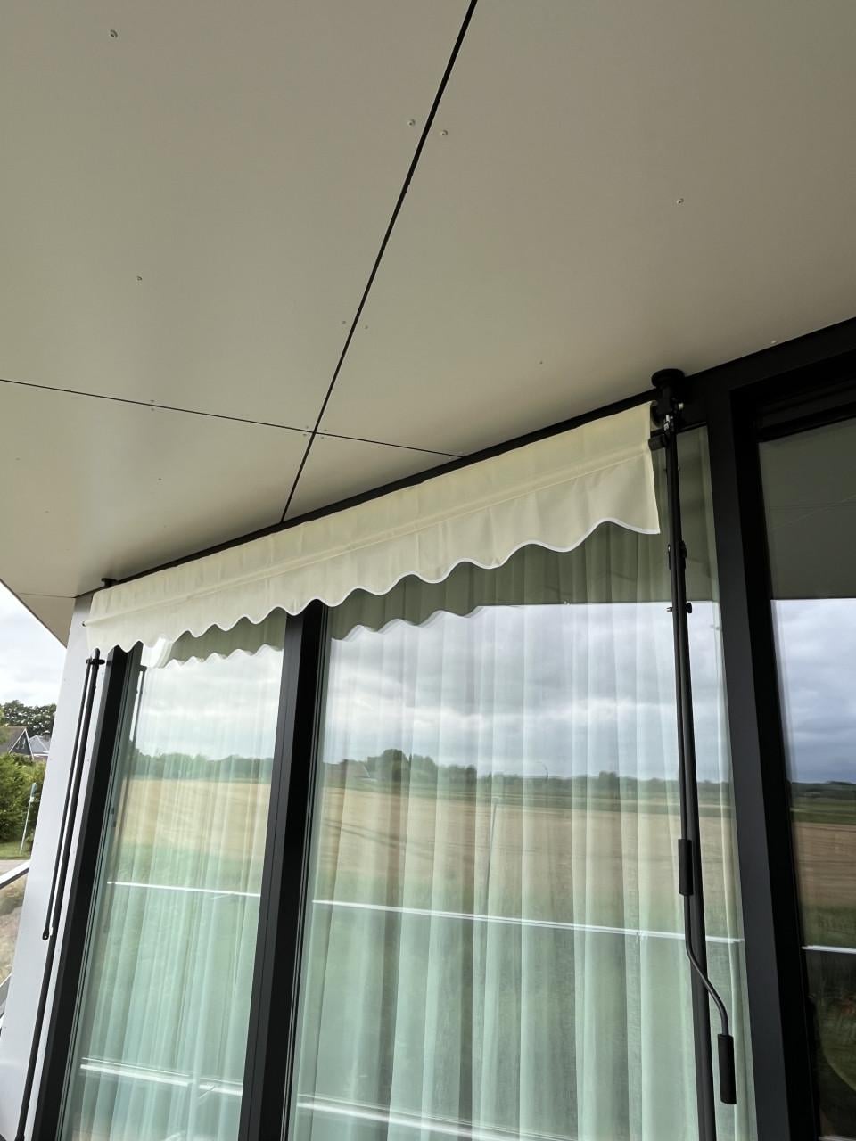 Te koop: 2 Klemluifels Tectake , snel te monteren zonder boren of schroeven