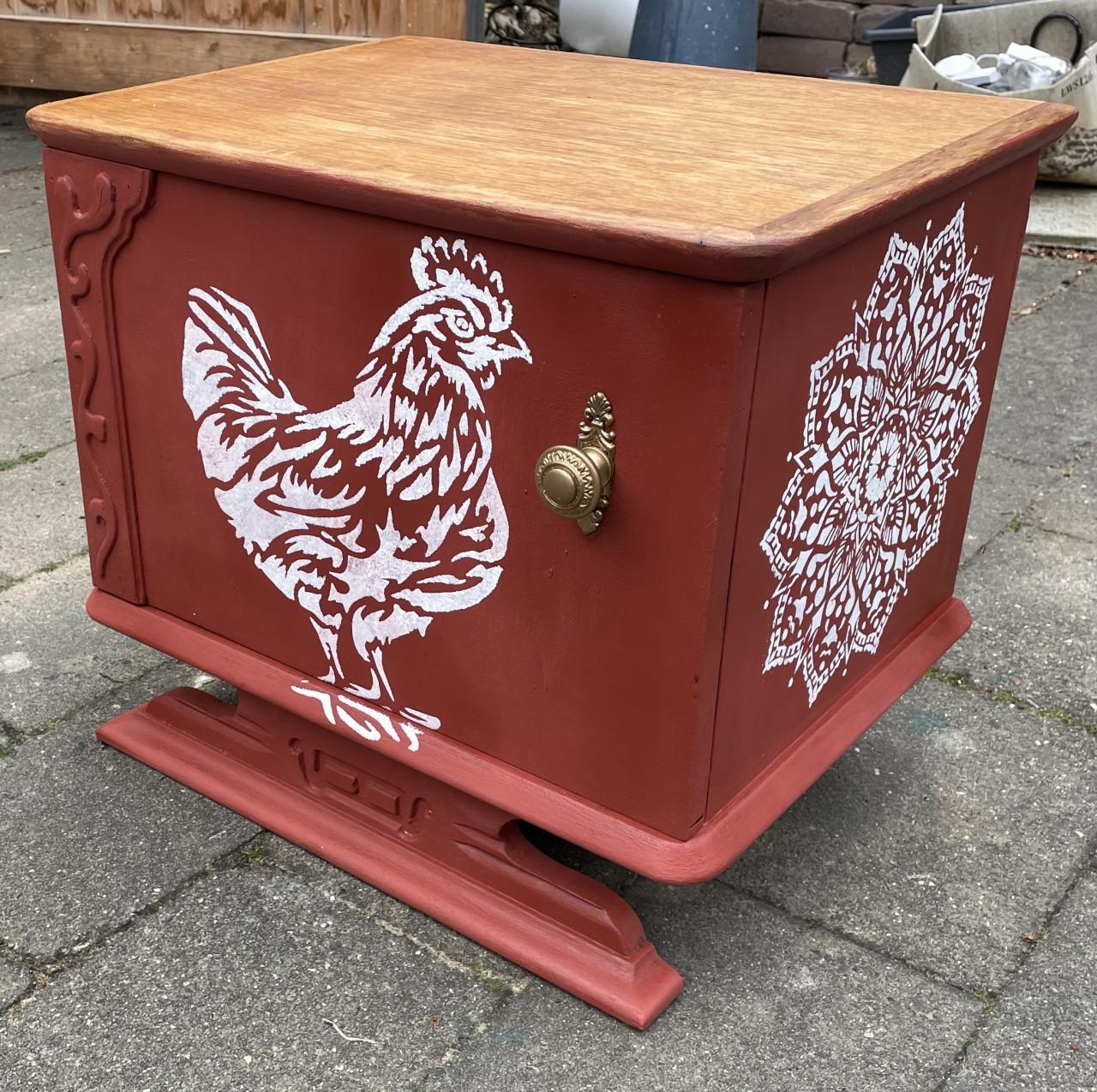 Handbeschilderd nachtkastje - rood met kip en mandala - vintage brocante