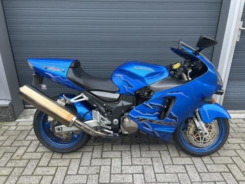 Kawasaki ZX12R uit 2002 met lichte kuipschade, rijklaar mee voor €2250,-