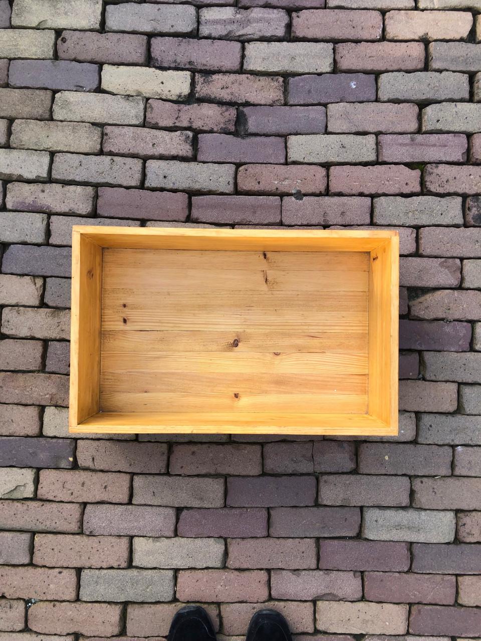 Houten bak Afm 60x37x18cm.