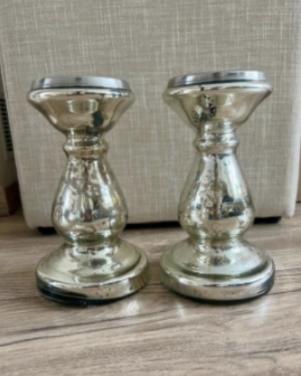 2 zilverkleurige kandelaars