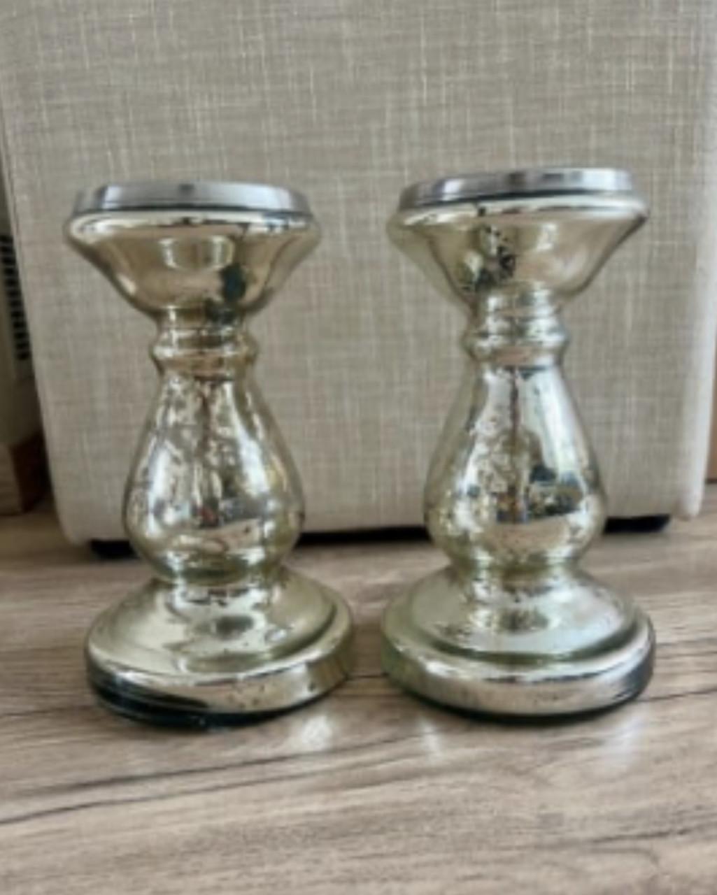 2 zilverkleurige kandelaars