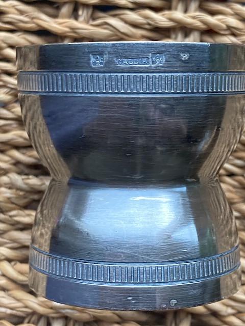 Zilveren vaasje en eierdop