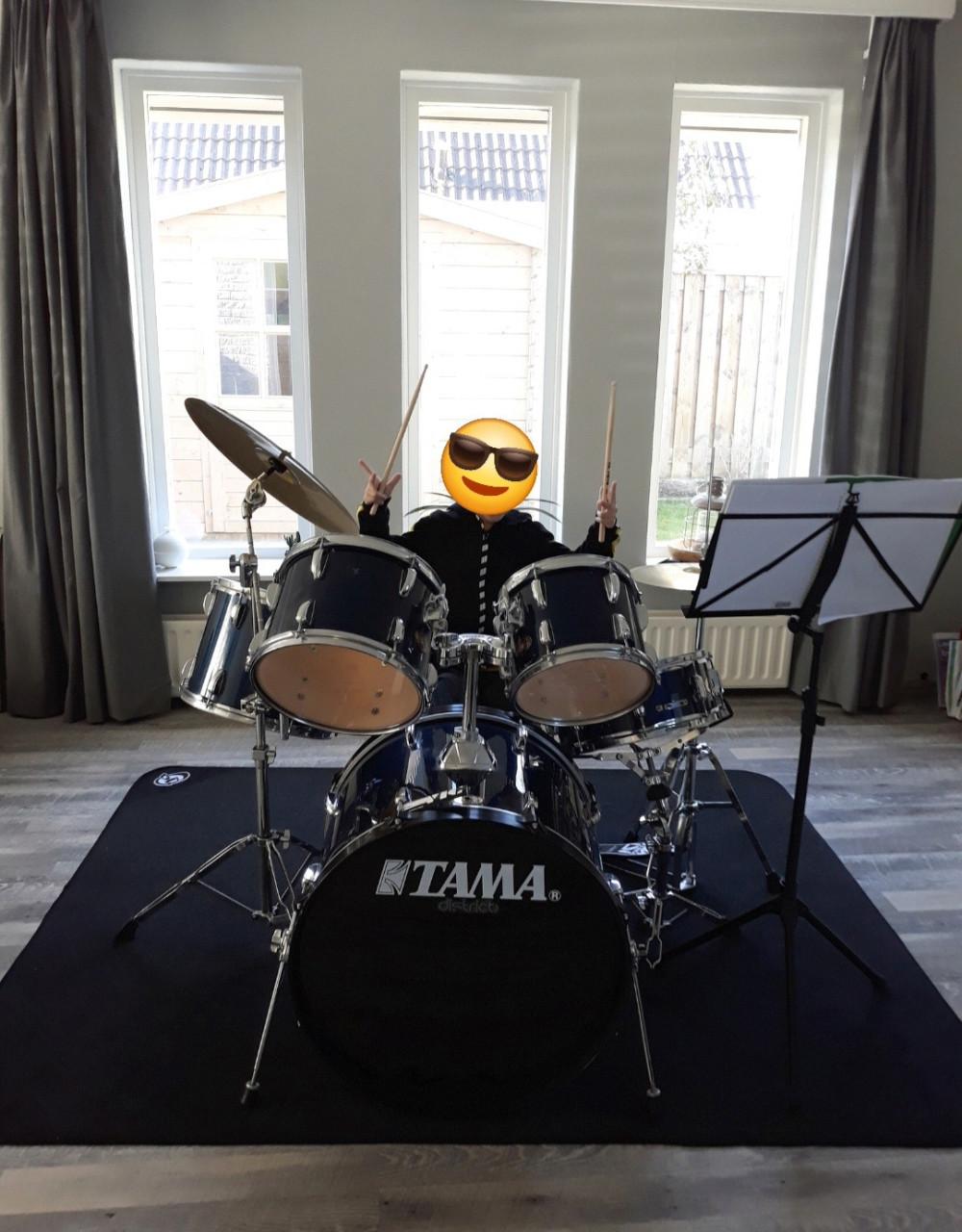 TAMA drumstel inclusief accessoires.