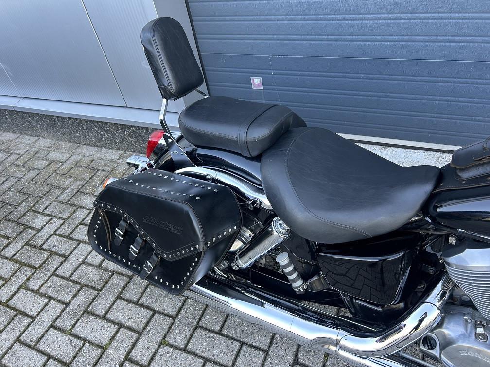 **VERKOCHT** Honda VT750C2, 1999, 32 dkm, lederen koffers, sissybar €3500,-