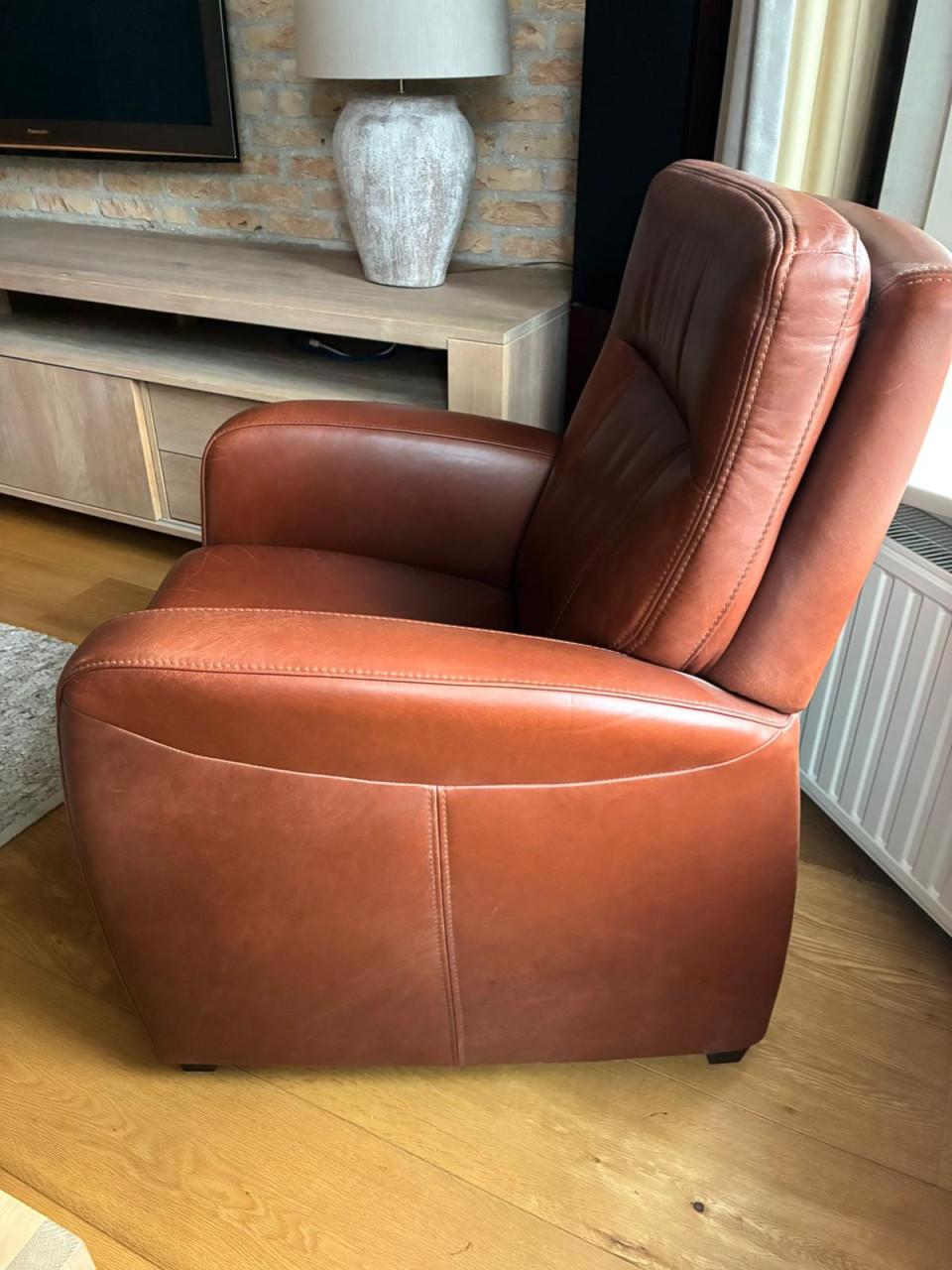 Lederen bank in perfecte staat met bijpassende zetel