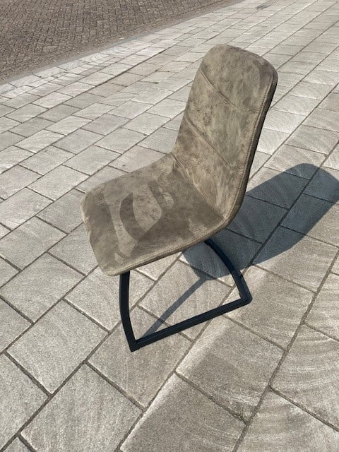 Te koop tafel en 4 stoelen