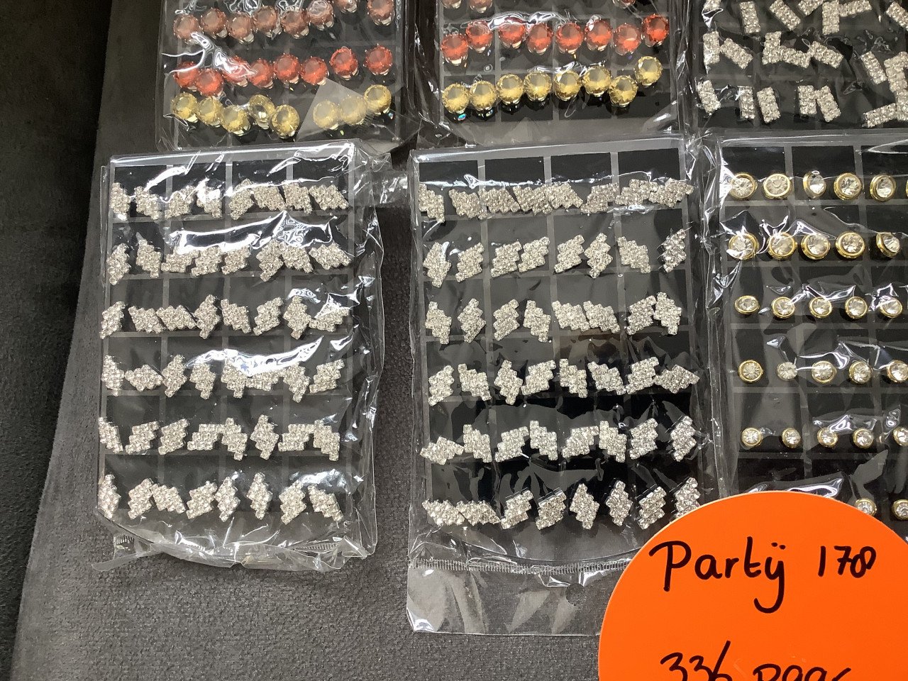 Partij oorbellen op display’s. ( partij 178)