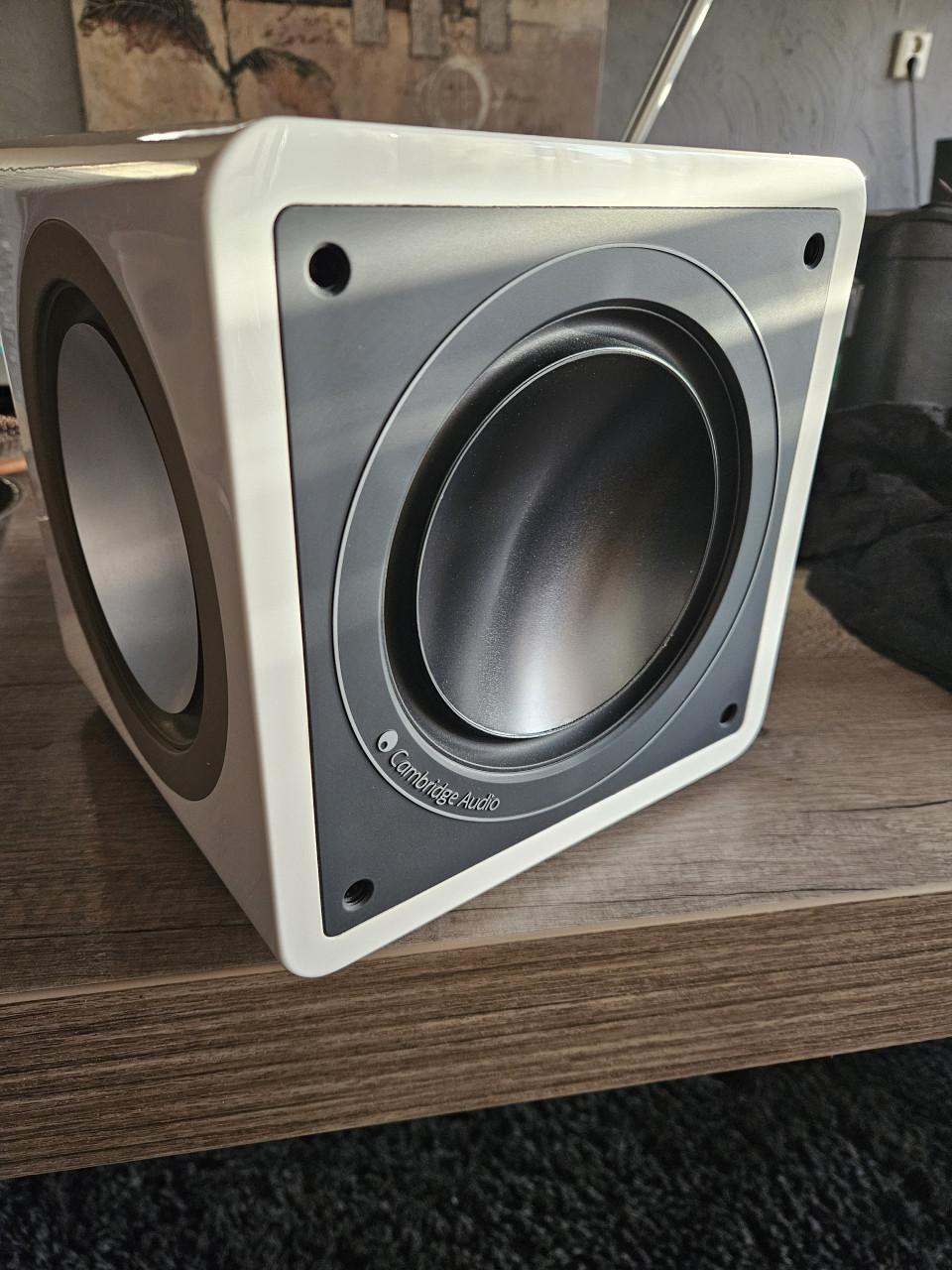 Mooie kleine, krachtige Cambridge Audio Minx X200 subwoofer...