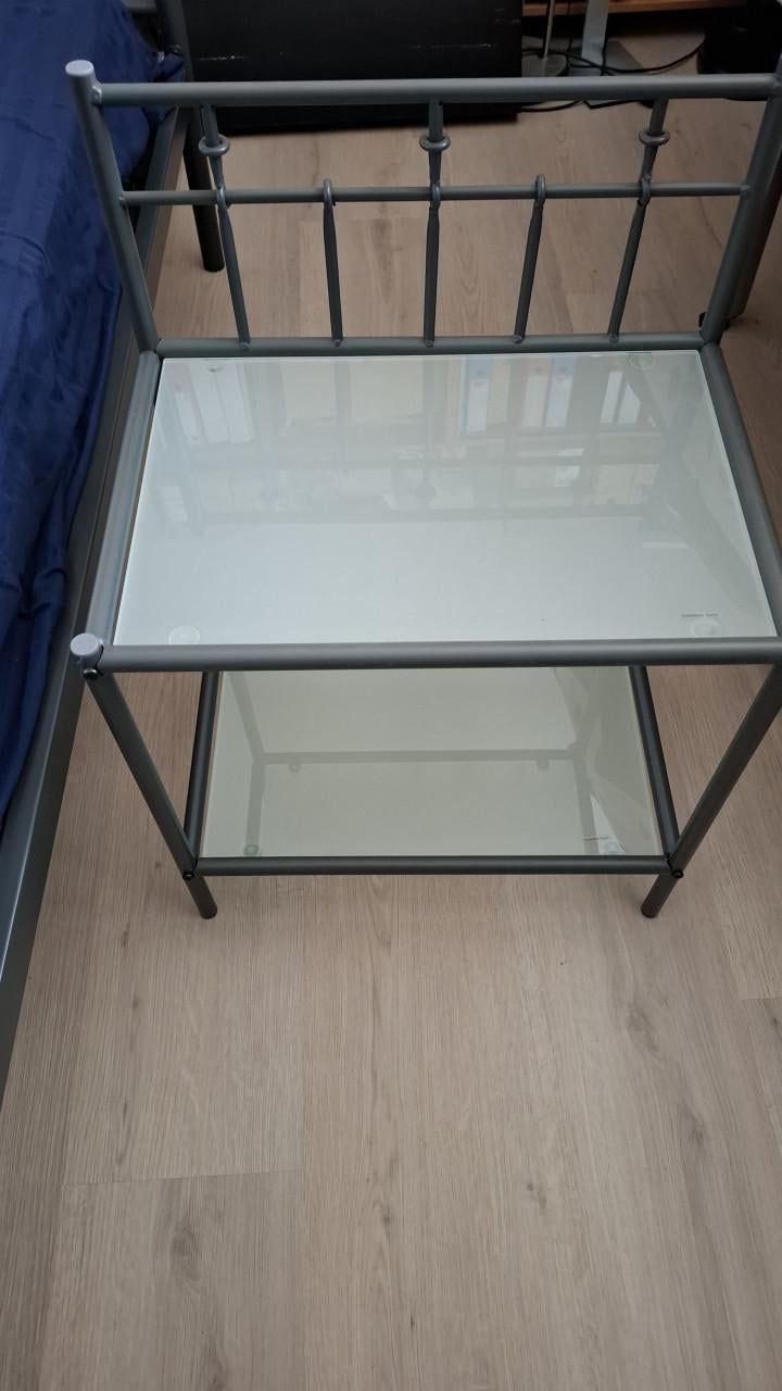 Één persoons ledikant met matras en lattenbodem. Amper gebruikt.