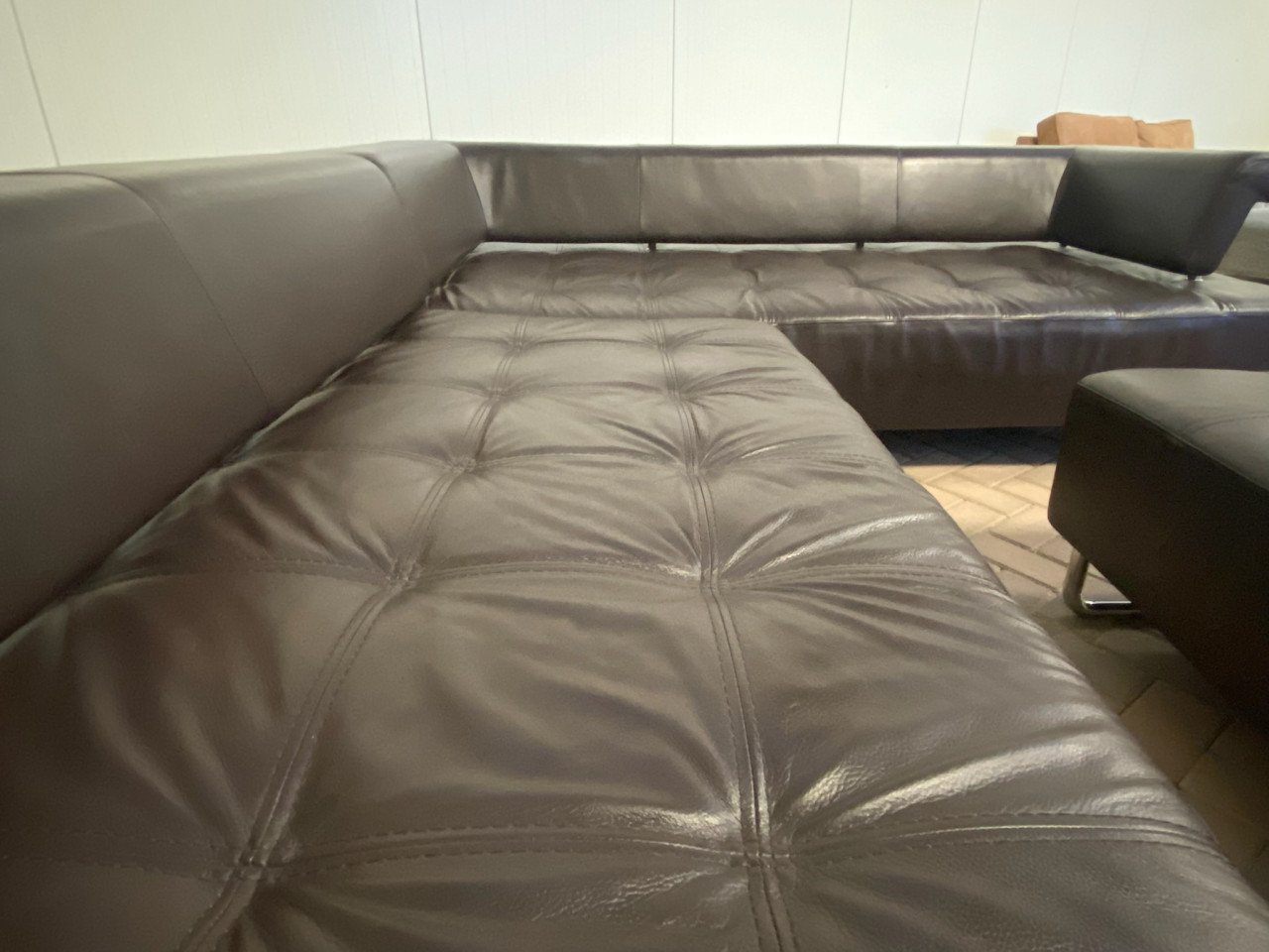 GRATIS LEVERING HEEL NL Montel Bruin Leer Hoekbank met Poef