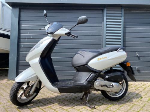 Peugeot kisbee brom mooiste kleur parelmoer wit met weinig km 899 euro