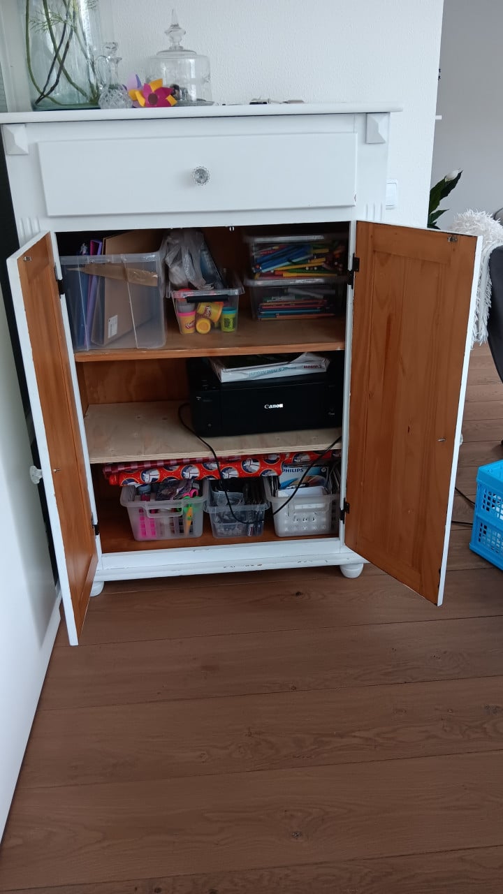 Wit houten kastje.