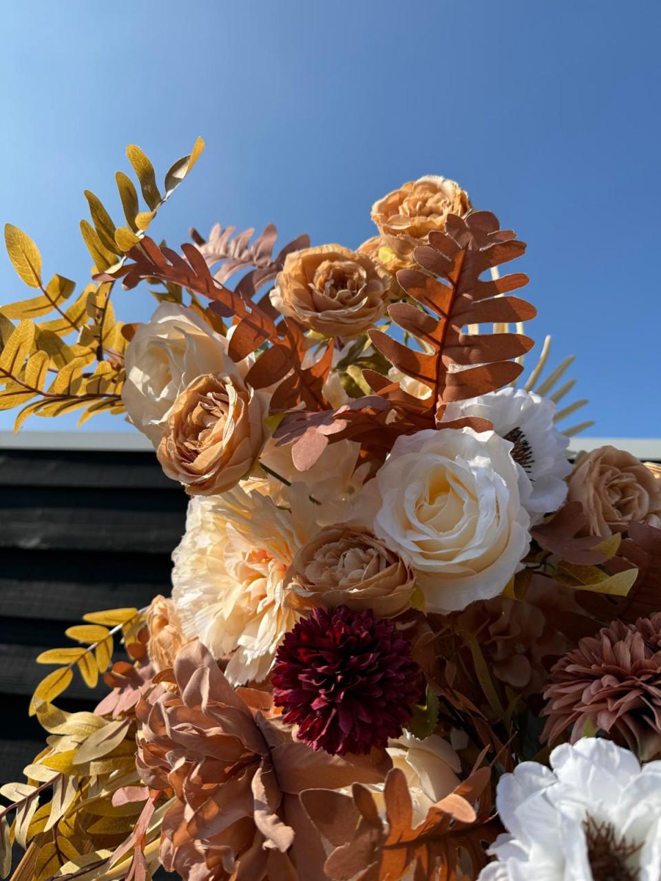 Bruiloft/feest backdrop met bloemstukken