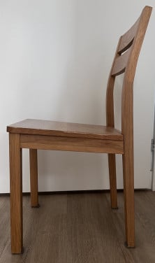 Twee houten stoelen