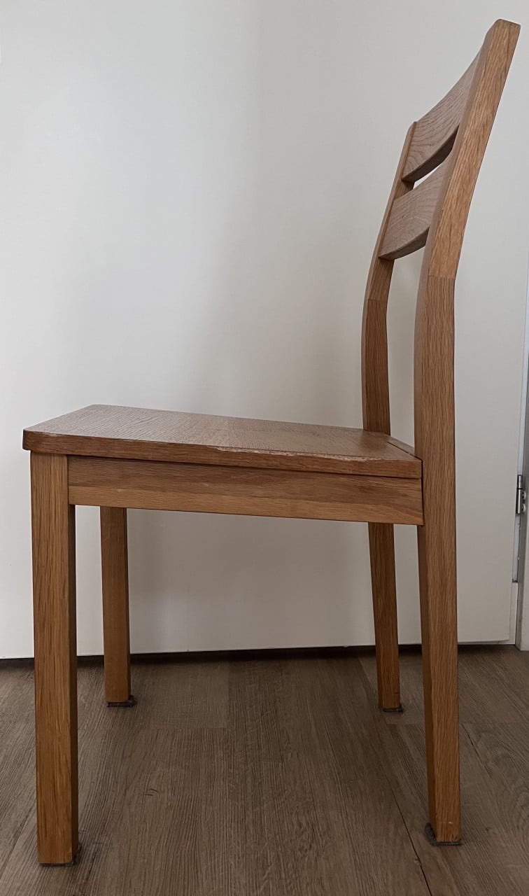Twee houten stoelen