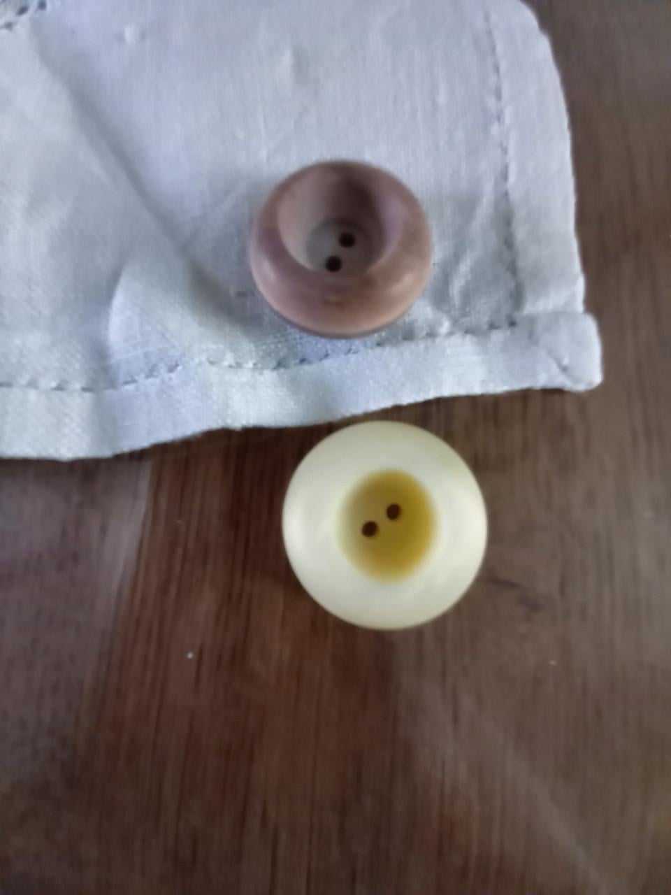 Originele vintage créme kunststof knopen 27 mm.