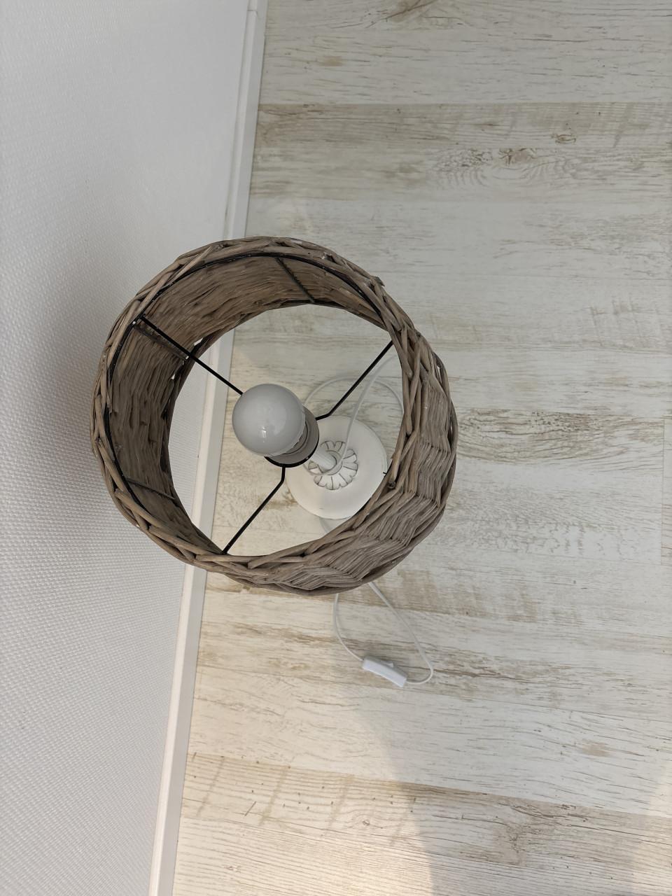Lamp met rietenkap