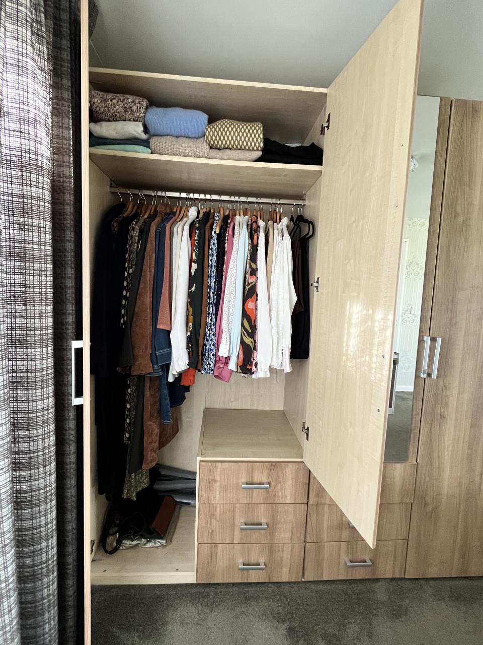 Kledingkast en nachtkastjes