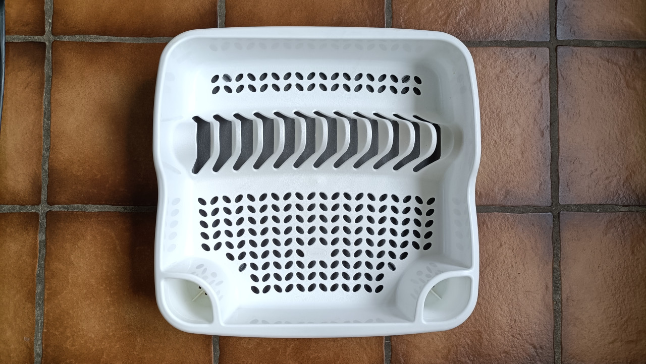 Afwas afdruiprek. Wit met grijze water opvangbak eronder. Ongeveer 39x39 cm