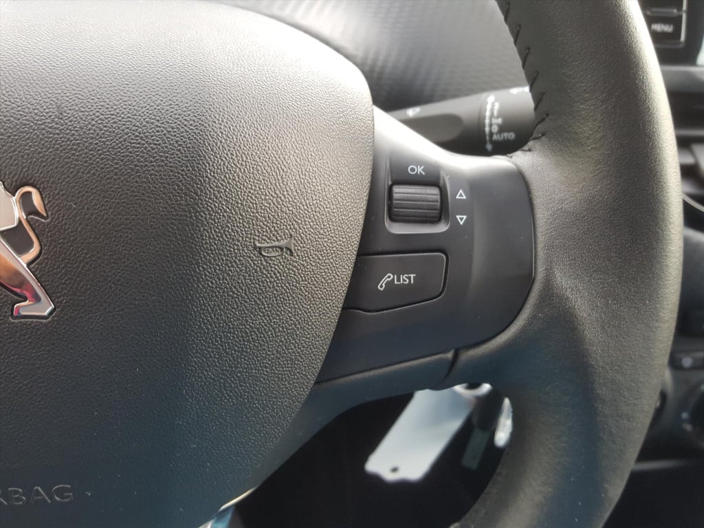 Peugeot 208 1.2 puretech 82pk signature navigatie | cruise control | airco 