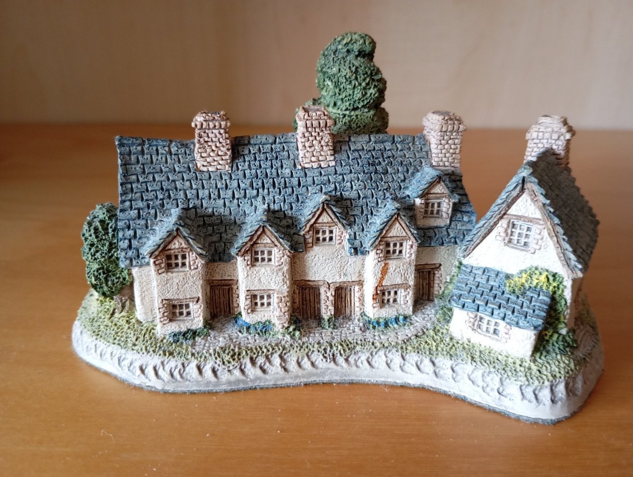 21 huisjes: 5 Lilliput Lane, 6 Amsterdamse grachten en 10 diversen.