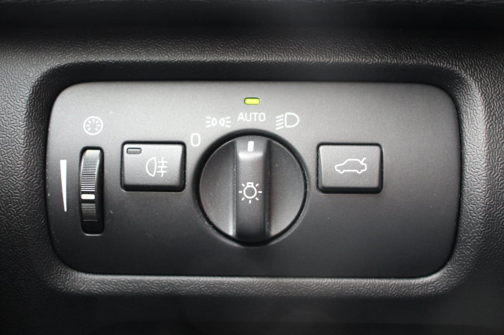 Volvo V40 2.0 t2 momentum - navi - cruise - grootlicht ass - led - pdc - st