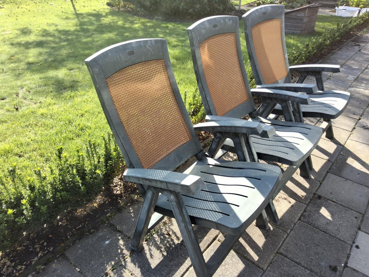 Drie tuinstoelen