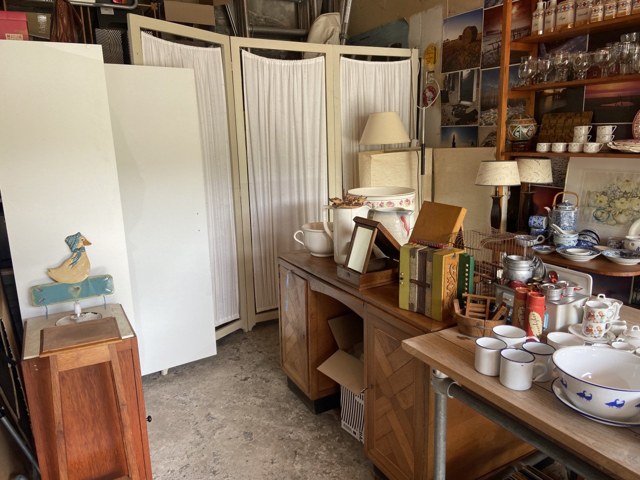Schuur verkoop garagesale tijdens ‘Zwarte bessen route’