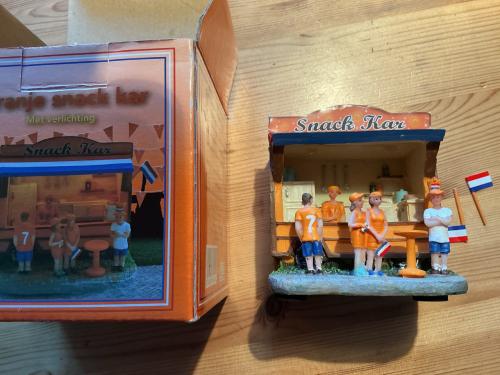 Kerstminiatuur oranje snack kar