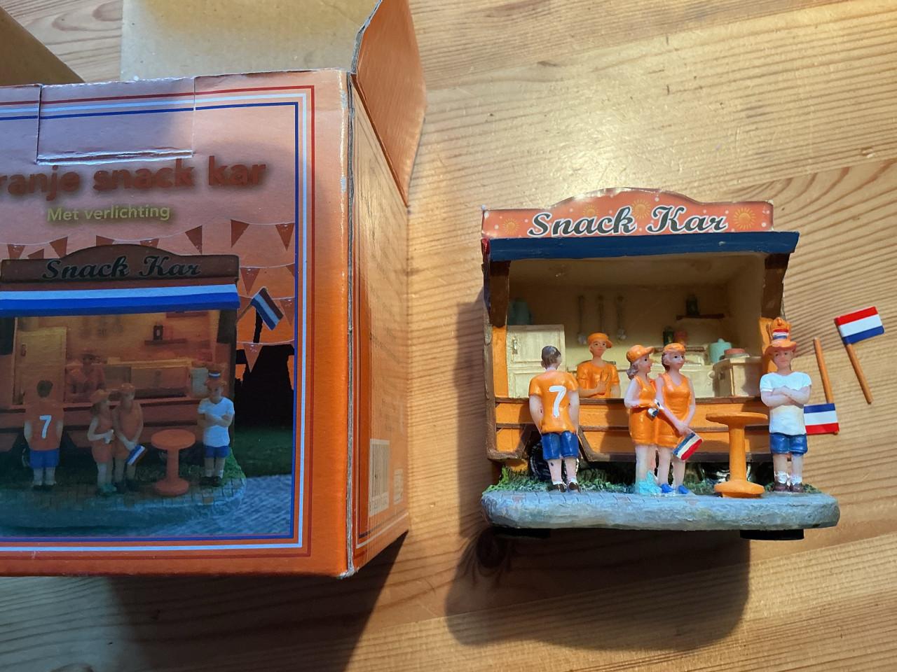 Kerstminiatuur oranje snack kar