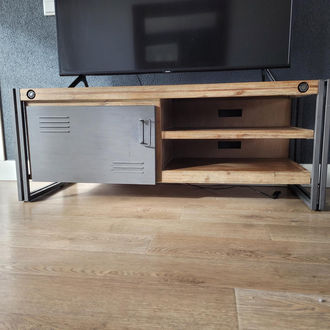 Industrieel TV-meubel – hout & metaal