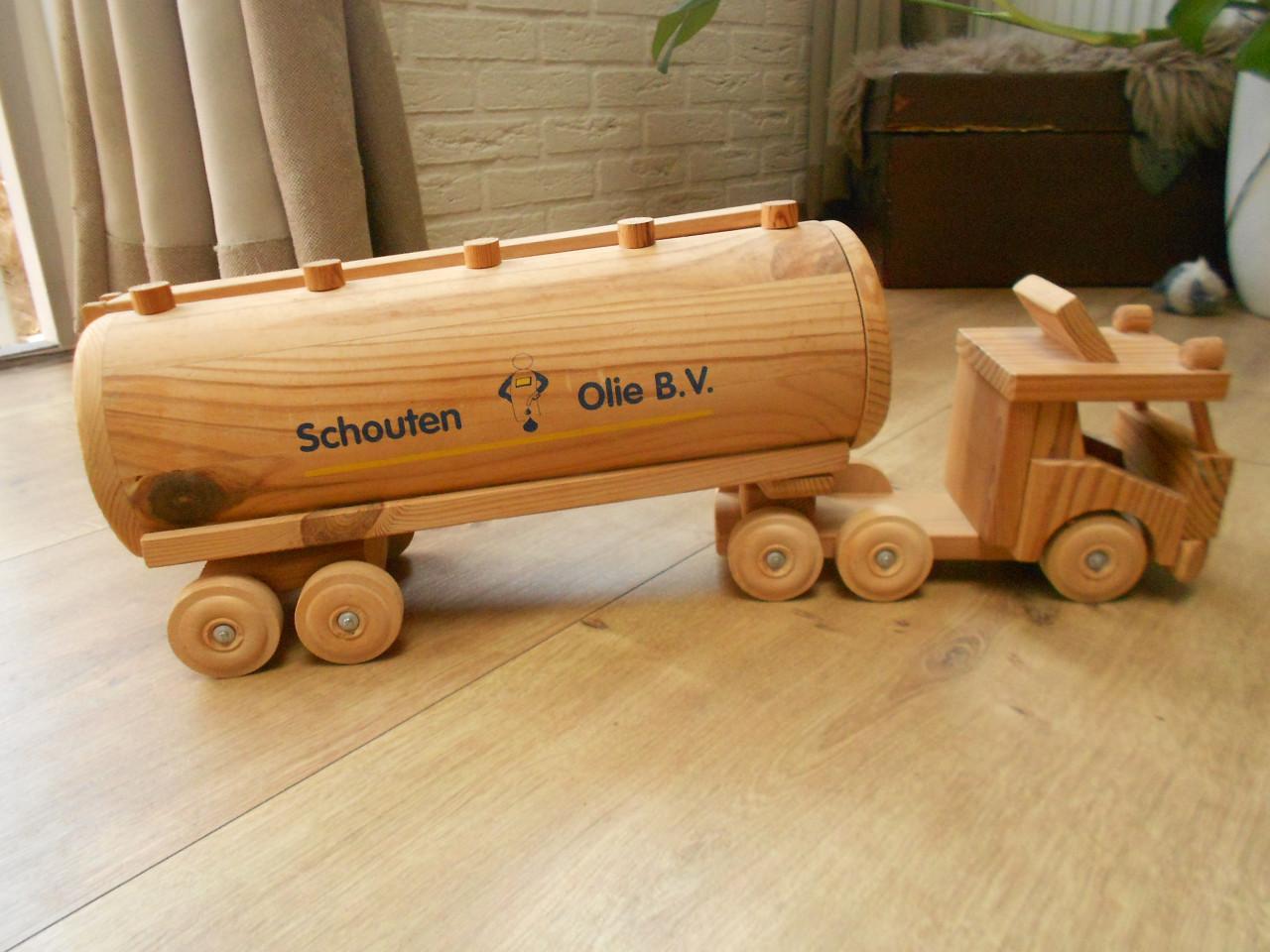 Houten Schouten olie bv vrachtwagen.