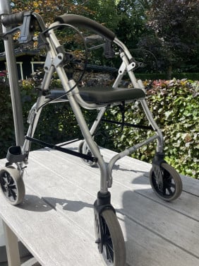 Rollator met mandje en tasje
