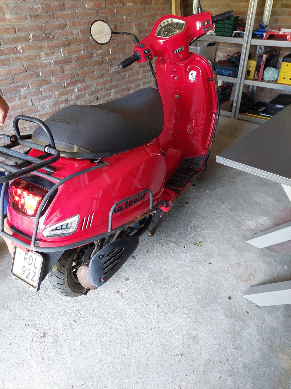 Mooie rode La Souris brom scooter