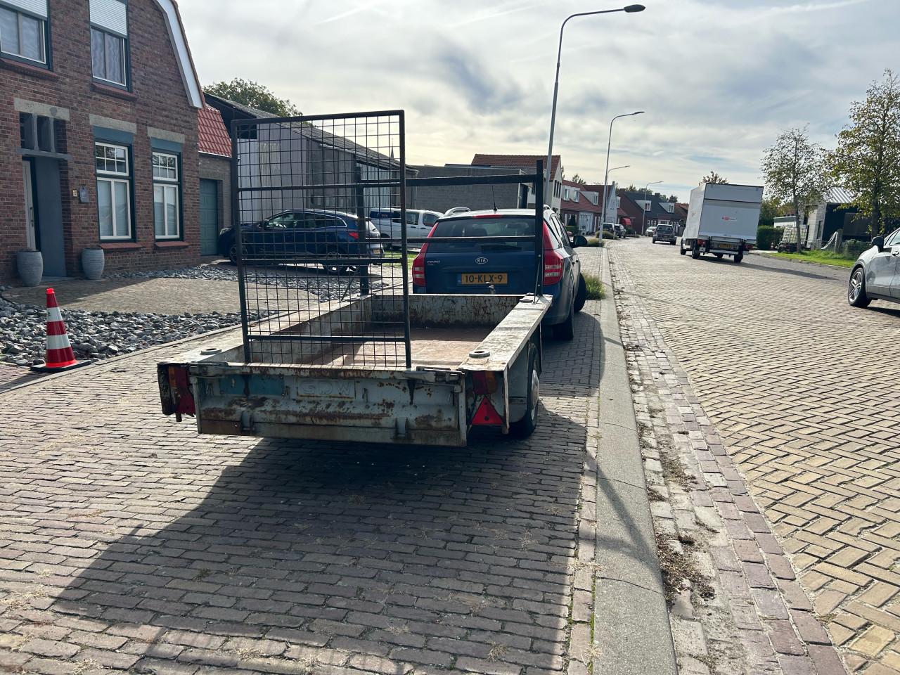 Metalen aanhanger met werk
