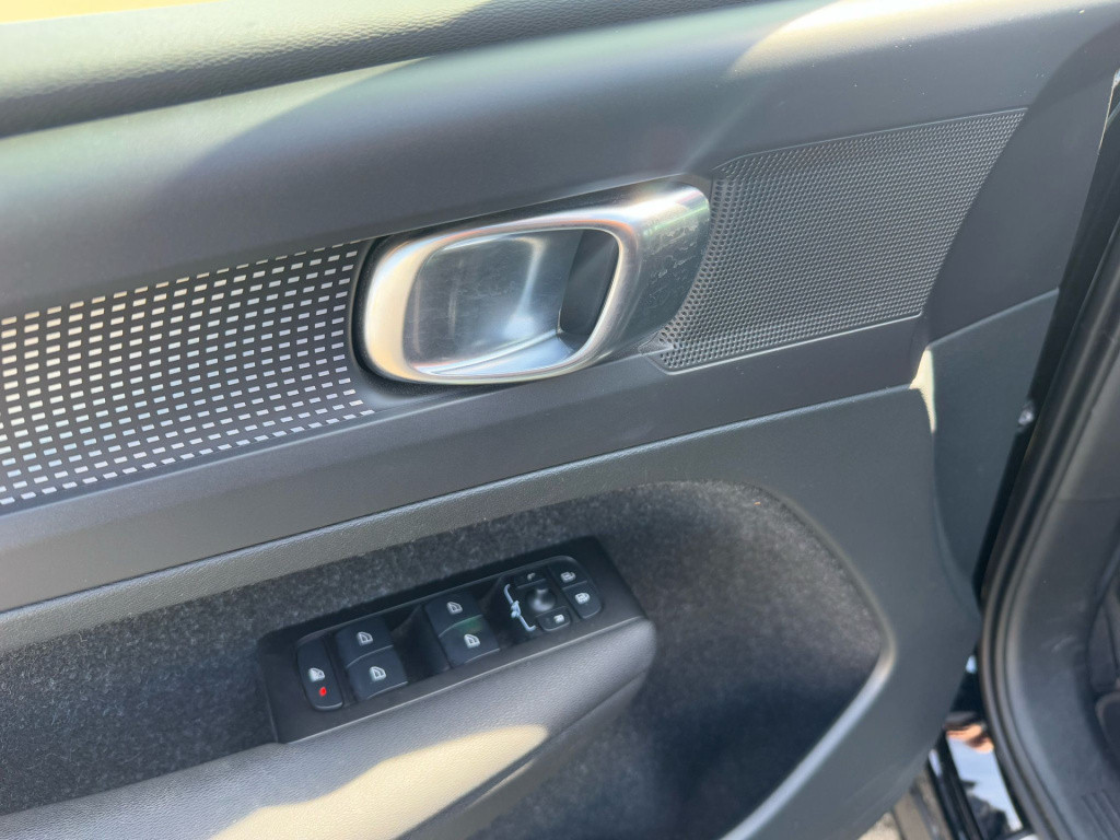 Volvo XC40 1.5 t4 recharge r-design expression