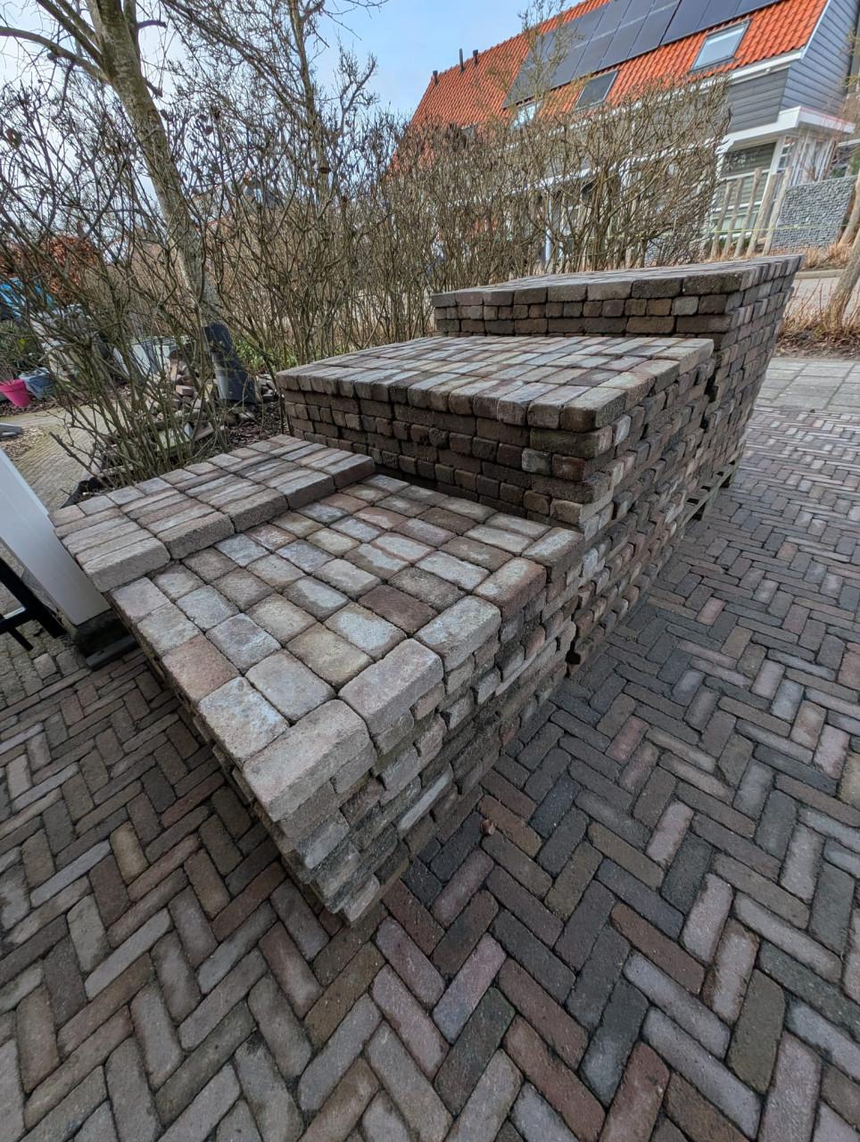 Gratis af te halen: 25 m2 betonnen klinkers