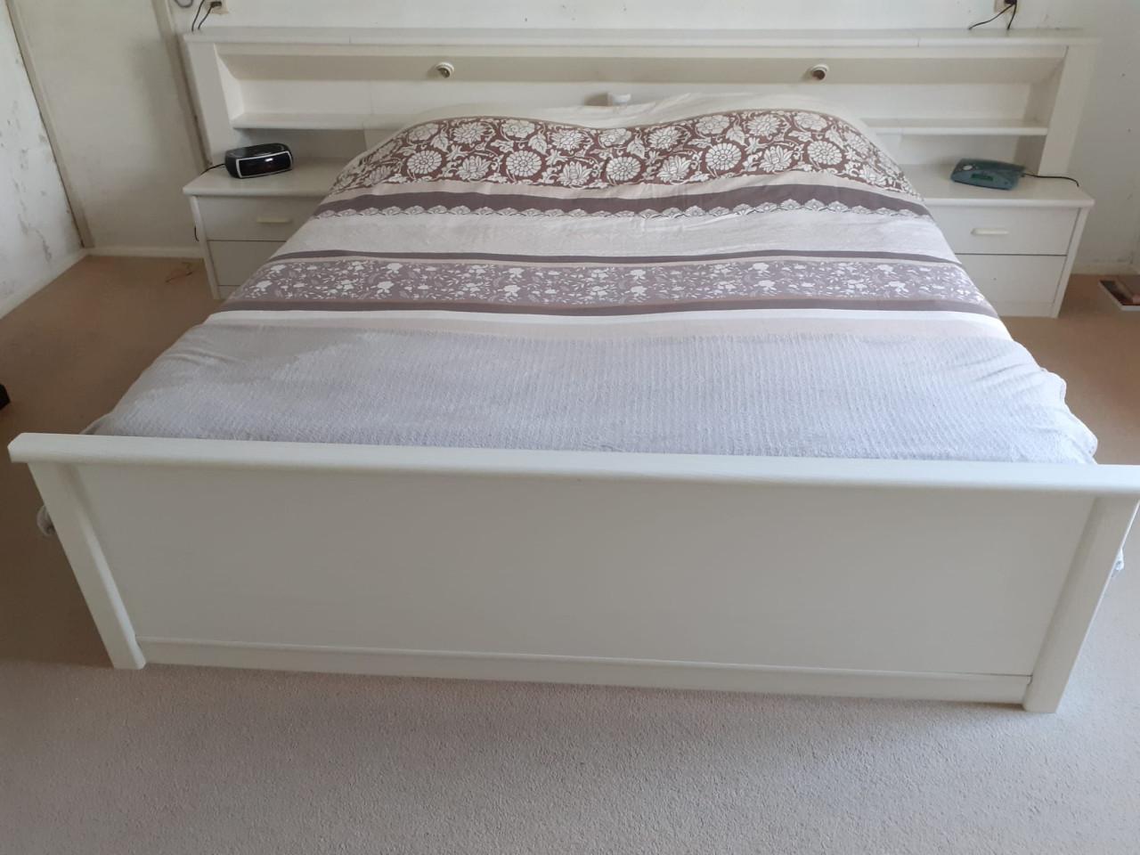 Bed (ledikant, ombouw en lattenbodem)