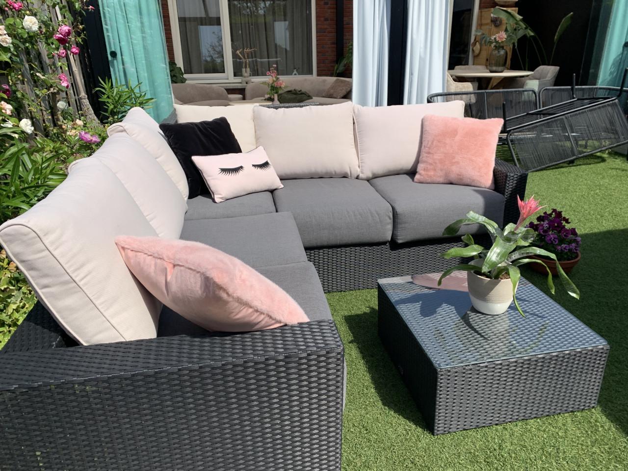Zwart Wicker loungeset, met tafel en dikke kussens.